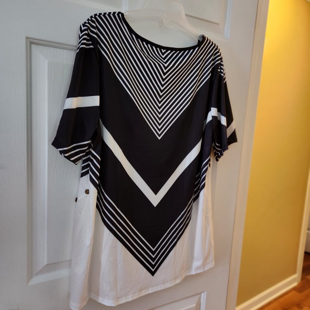 Source Unknown Black & White Geometric V-Front Blouse